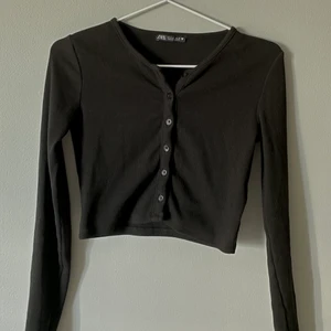 Zara kofta/tröja - Fin långärmad kofta/tröja, nästan aldrig använd. Köptes för 169kr, slutsåld på hemsidan. Jättebekvämt material och sitter fint☺️