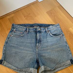 Jeans Shorts Weekday  Storlek: EUR 42 Material: Jeans   Använda 2 gånger  Obs köparen står för frakten 