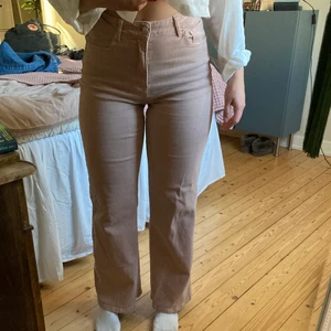Jeans - Superstretchiga rosa jeans från Carin Wester. Stl 36 (jag har vanligtvis 38) Höga i midjan 🌸 köparen står för frakt. Skickar fler bilder om så önskas 