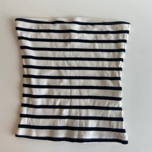 Tubtopp Från HM - Fin tub topp ifrån H&M. Andvänd en enstaka gång och är så gott som ny. Köptes för 100kr men säljer för 50kr. Storlek S men skulle även passa XS/M💕