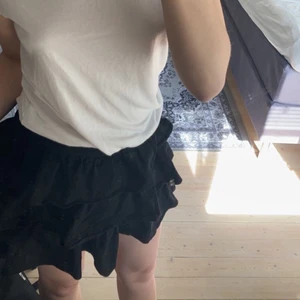 Svart volang kjol  - Säljer en svart volang kjol i storlek M fast är mindre i storleken vid midjan!! Säljer pga ingen användning och använd cirka 1/2 gånger🤩 tvättar alltid innan skicka! Kontakta för frågor eller fler bilder :)))