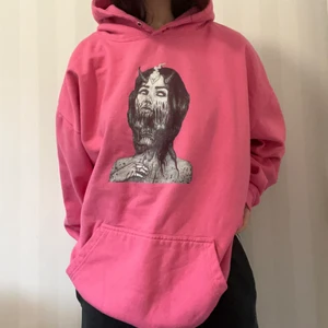 Rosa Hoodie Huvtröja - En jättecool huvtröja med tryck på både framsidan och baksidan som jag inte använder för den är lite för stor för mig :’( Påminner lite om Jennifer’s Body. Jag har storleken XXS/XS och hoodien är på storlek XXL