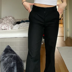 Svarta kostymbyxor  - Säljer dessa skitsnygga kostymbyxor då de inte kommer till användning. Perfekt passform, midwaist och utsvängda ben. Sydda av skräddare och knappt använda så i mycket bra skick!