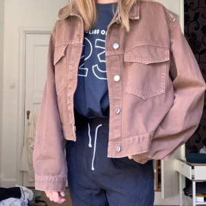 Brun jeansjacka - Brun jeansjacka som knappt använd, snygg nu till sommarn