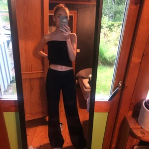 Lågmidjade kostymbyxor  - Lågmidjade kostymbyxor köpta på Plick ursprungligen vintage, sjukt snygg modell, sitter bra på mig som är 1,70 lång :)  200kr + 66kr spårbar frakt