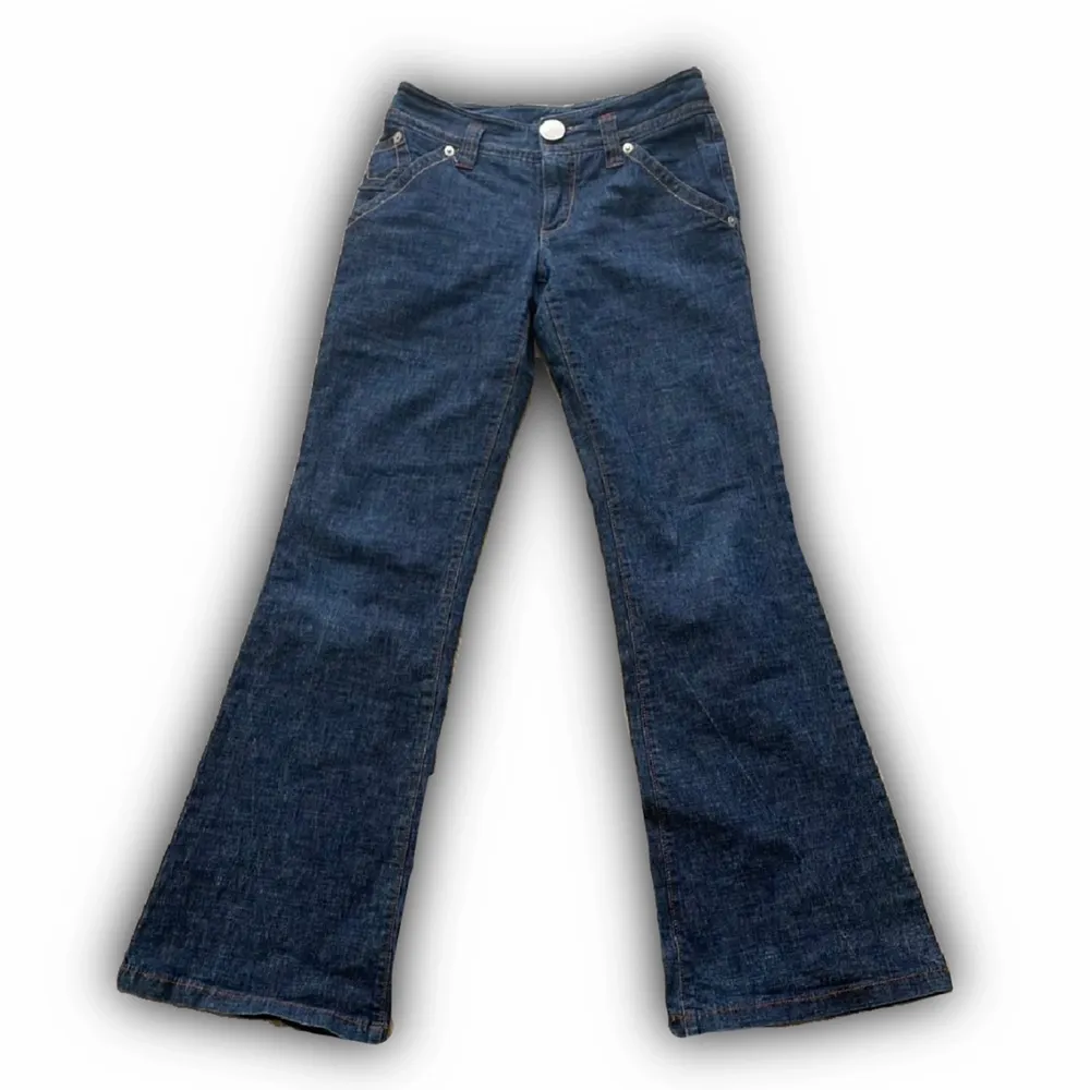 !-50%!Supersnygga lågmidjade bootcut jeans från 00-talet i nyskick😍 Designen påminner mycket om Miss Sixty! Storlek eu36. MÅTT//Midja-70cm, Innerbensmått-81cm! Jag är 170cm lång💋 frakt 66kr spårbar . Jeans & Byxor.