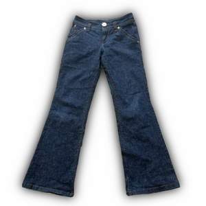 !-50%!Supersnygga lågmidjade bootcut jeans från 00-talet i nyskick😍 Designen påminner mycket om Miss Sixty! Storlek eu36. MÅTT//Midja-70cm, Innerbensmått-81cm! Jag är 170cm lång💋 frakt 66kr spårbar 