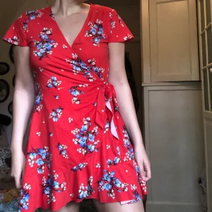 Omlott klänning  - Färgglad omlottklänning med knytning i sidan. Jätteskönt material men ganska kort på mig som är 1.78m lång. Den är ursprungligen från Hm Divided och är i storlek 44. Jag är vanligtvis en 38/40 M/L och den passar på mig då den går att justera i midjan!