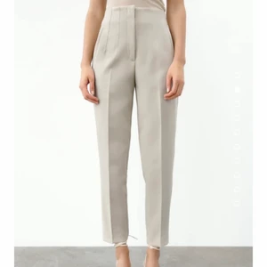 Zara byxor högmedia - Hej!  Säljer mina byxor från Zara i storlek S. De är aldrig använda och är i nyskick ✨ fägen är off-white. köpta för 350 säljer de för 150 + frakt. Bilderna är tagna från deras hemsida!