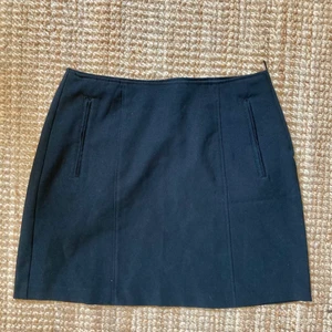 Kort kjol - SÄLJER INTE GEMON KÖP NU FUNKTIONEN!  Kort svart kjol i ett lite stretchigt material! Superfin och enkel att kombinera till vad som! Små, nästan Helt omärkbara noppor på ena sidan. Fake-fickor! Köparen står för frakt! Skriv vid frågor! :))