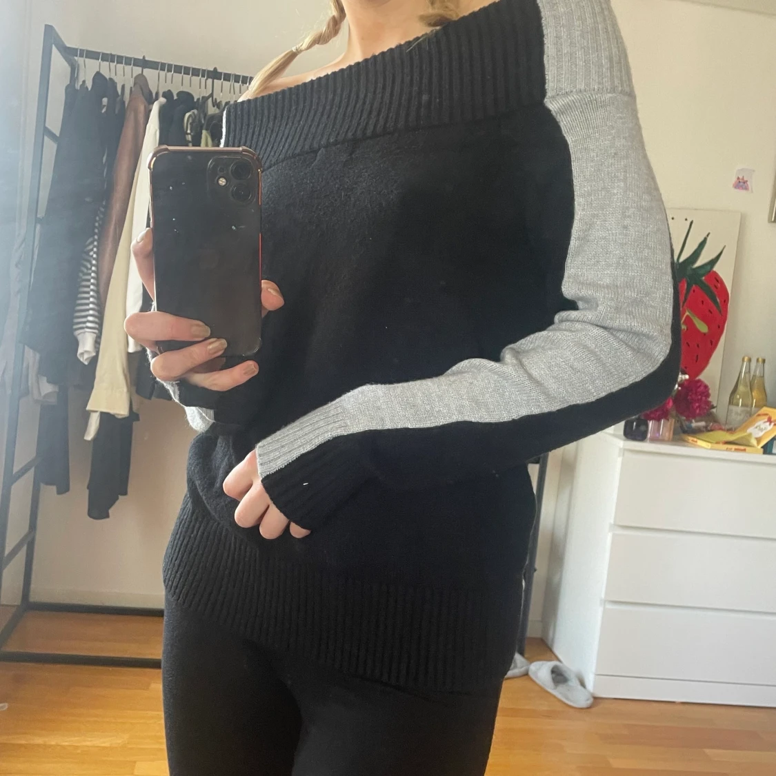 Off-shoulder stickad tröja