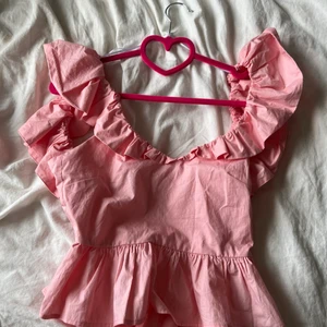 Rosa topp med öppen rygg  - Öppen rygg där bak. Bra skick . Passar mig som har S.