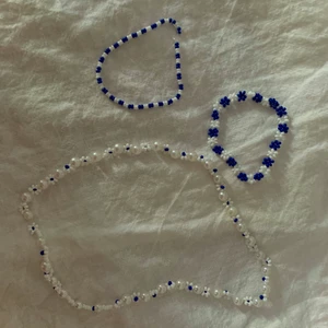 pärlsmycken - Jätte fina pärlarmband och pärlhalsband, egengjorda och egenbild. Halsband med blommor - 169kr, armband med blommor - 69kr, armband med pärlor - 35kr. Frakt 13kr❤️❤️ Kan göras i andra färger och modeller. Egenabilder💗