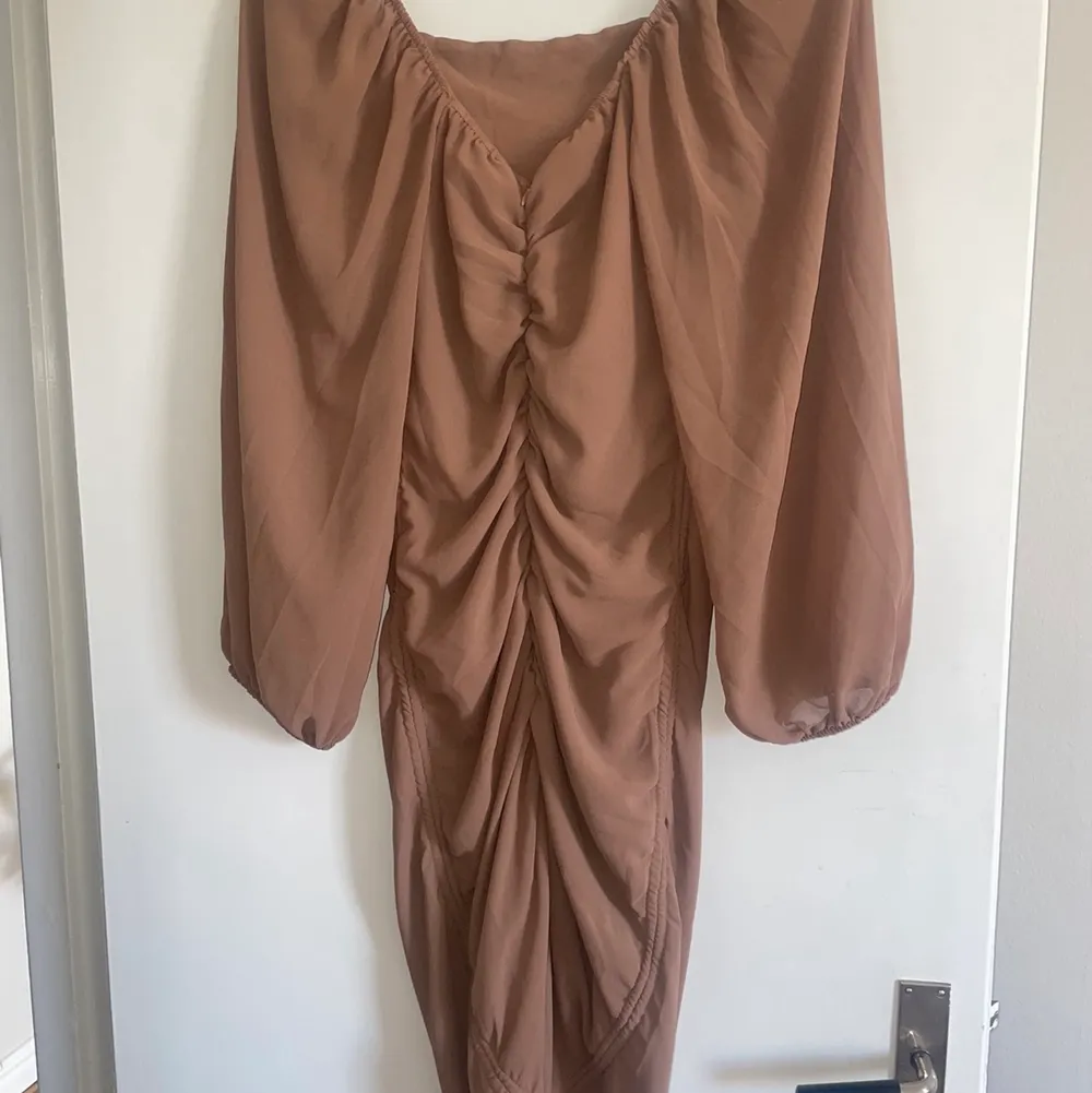 Beige/brun klänning, endast testad! Säljs för 140kr i storlek S. Klänningar.