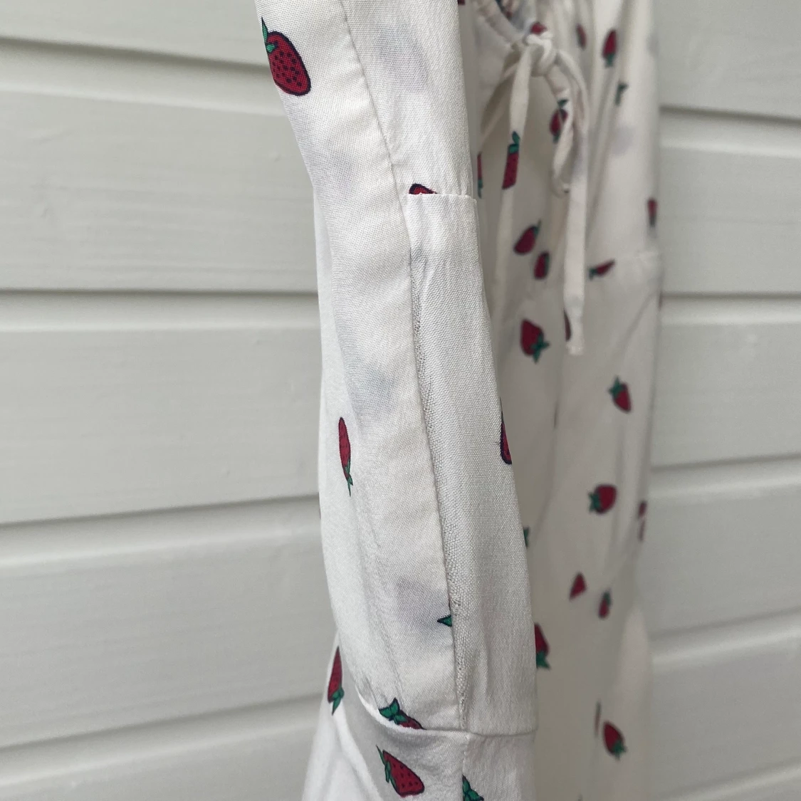 Realisationpar, Vit jordgubbsklänning - 91