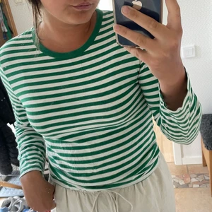 Randig tröja  - Grön vit randig tröja. Passar alla storlekar, jag tex brukar ha M men XS funkar på mig, beror på vilken passform man vill ha 