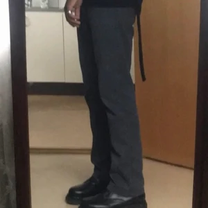 Gråa Corduroy bootcuts 32/32 - Hedi slimane vibes! Lämna ett meddelande för mer mått