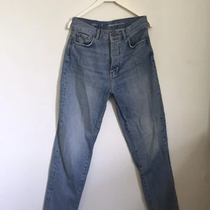 Jeans  - Hej jag säljer ett par ljusblå högmidjade jeans för 100kr i storlek S! Dem är använda ca 6-8 gånger sedan bara legat i garderob tänker är bättre någon som vill använda får dem! Köparen står för frakten! 💕🌿