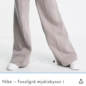 Nike mjukisbyxor oversize - Resårband och band vid midjan för att knyta hur du vill ha den. Långa ben 