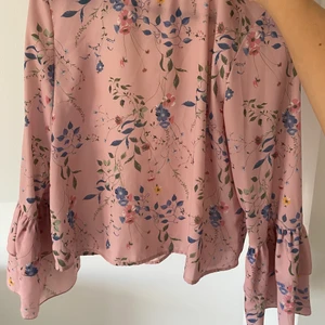 Gullig tröja  - Fint skick. Gullig somrig med blommor. Stl 38. Frakt tillkommer.