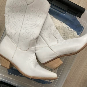 Vita cowboyboots - Köpt här på plick för 566kr, men säljer vidare eftersom de inte passade mig. Det är storlek 39, men skulle säga att de passar 38 eller till och med 37. Passar perfekt för till exempel studentklänning🤍  (små fläckar, kontakta privat för fler bilder) SÅLD!!