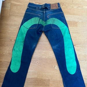 Evisu Jeans - Evisu Jeans Storlek 28/34 skulle dock säga att de är mindre än 28 i midjan. Har dessvärre fått en fläck på knät men inget som syns direkt🙃 Kontakta för frågor :)