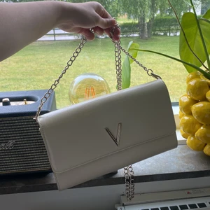 Handväska  - Handväska använd en gång till min bal 2019. Säljer då den inte kommer till användning!