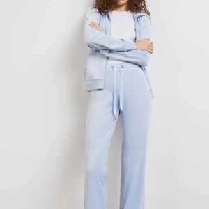 Mjukis set - Gina tricots babyblå mjukis set⭐️så sköna och utan defekter då nästan aldrig använda! Skriv vid intresse💓