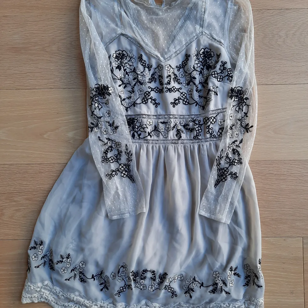 Lace and flower embroided dress from River Island. Good condition 🌺. Klänningar.