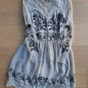 Lace and flower embroided dress from River Island. Good condition 🌺