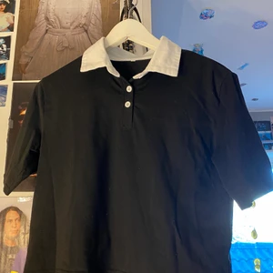 Svart topp - En svart topp med vit krage🤘 den är ⟟ bra skick