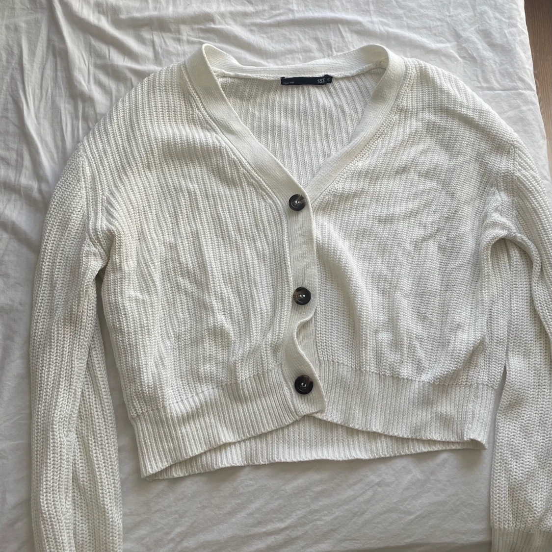 Vit kofta med knappar 