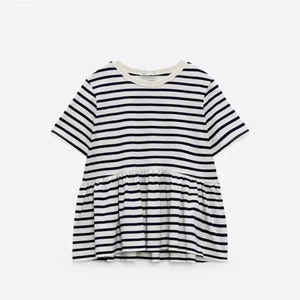 Randig tröja - Säljer min jätte fina zara tröja. Säljer pga att ja inte får användning av den längre, men den är i jätte fint sick och använd minst 4-5 gånger bara, skriv för flera bilder