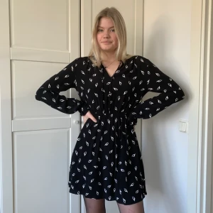 H&M - Sparsamt använd klänning från H&M. Storlek 38.