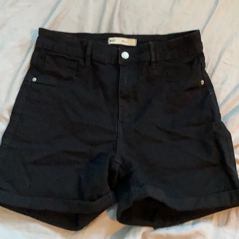 Svarta shorts från Gina tricot, endast testade! Skriv för bilder på💕. Shorts.