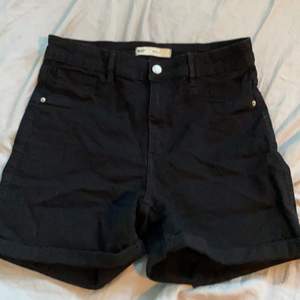 Svarta shorts från Gina tricot, endast testade! Skriv för bilder på💕