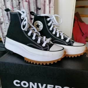 Converse run star hike - Säljer mina converseskor då jag efter ett år insåg att jag fick fel storlek :/ De har använts några gånger och de är inte så stort slitage på utsidan av skorna, annat än några få skrapmärken som säkert går att få bort. Orginal skoförpackningen ingår också. Det ursprungliga priset är 1200kr men säljer de då billigare pga av lite slitage, köparen står för frakten. Storlek 38.5, priset kan diskuteras.