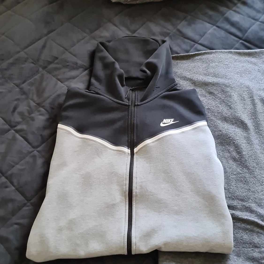 Gråsvart nike tech fleece