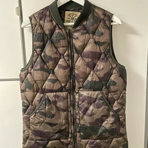 Väst - Dstrezzed väst. Passar S/M. Nypris runt 1500kr. Fint skick. Kan mötas i Örebro eller posta. Köpare står för eventuell frakt. 