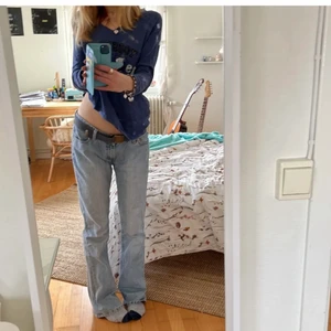 Lågmidjade jeans  - Sååå snygga lågmidjade jeans som inte kommer till användning. Köpt secondhand men aldrig använda av mig. Storlek M, verkligen de perfekta jeansen😍