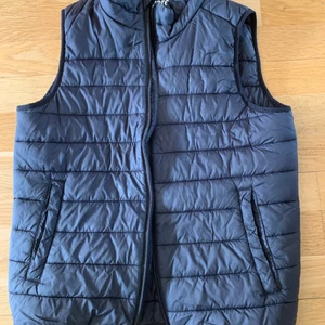 Svart väst - Säljer en svart väst storlek 146/152 men passar XS/liten S