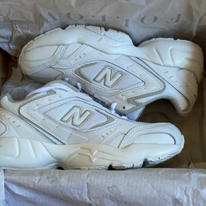 New Balance Skor 452 - Just nu säljer jag mina oanvända New Balance skor (452) som inte säljs längre☺️ De är helt nya och säljes pga fel storlek. De är i färgerna vit/beige och storlek 38.💖 De är otroligt bekväma och köptes från Zalando för 2-3 år sen. Skriv i DM för intresse och pris kan diskuteras.✨ Frakten kan också diskuteras✨ INGET ÅTERKÖP, utan köparen då får sälja vidare vid komplikationer💖