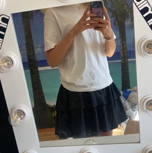 Volangkjol - Säljer denna volangkjolen i storlek S, vet inte från vart men tror zalando? Aldrig andvänd då det inte är min stil.