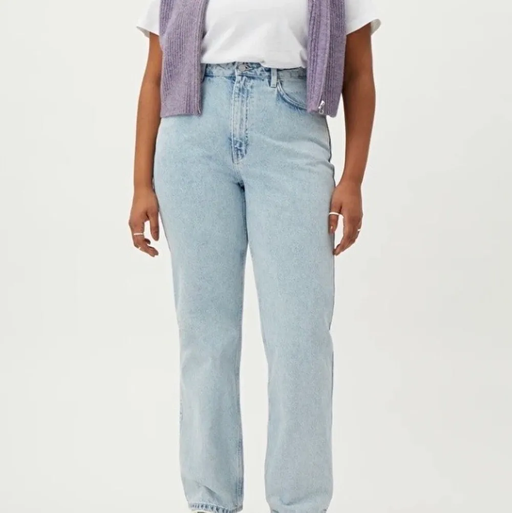 Våriga jeans från Weekday i modellen Rowe, färgen Aqua blue. Skulle säga de är något stora i storleken då jag i vanliga fall har storlek 24/30, men dessa är något stora på mig. 💙 Aldrig använda!!. Jeans & Byxor.