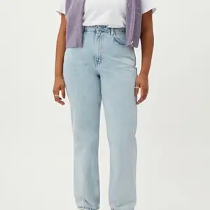 Våriga jeans från Weekday i modellen Rowe, färgen Aqua blue. Skulle säga de är något stora i storleken då jag i vanliga fall har storlek 24/30, men dessa är något stora på mig. 💙 Aldrig använda!!