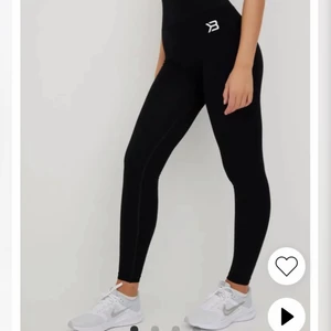 Better bodies tights - Better bodies tights. Nypris 499. Har en liten slitning på knät där materialet är lite tunnare annars i bra skick. Frakt tillkommer på 66 kr. 