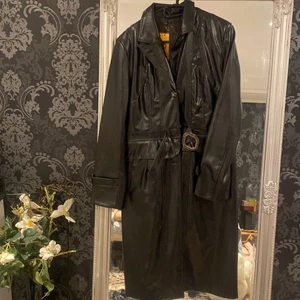 Läder kappa - Säljer min jacka har aldrig använts köpare står för frakten priset kan diskuteras 