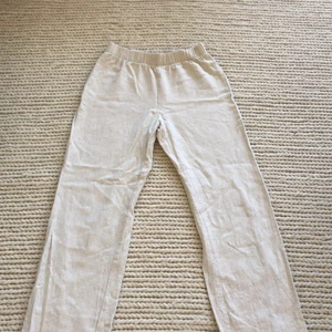 Linnebyxor  - 😍Beigea Linnebyxor😍 Minns tyvärr nt vilket märke linnebyxorna kmr ifrån därför det låga priset! Även köpt för länge sedan men endast använts fåtal gånger. Super snygga och sköna linnebyxor som är ett måste! Har vuxit ur dom och därför tvingats sälja!