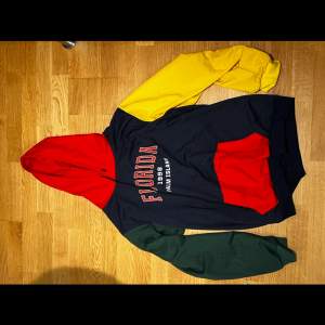 En hoodie med olika färger 
