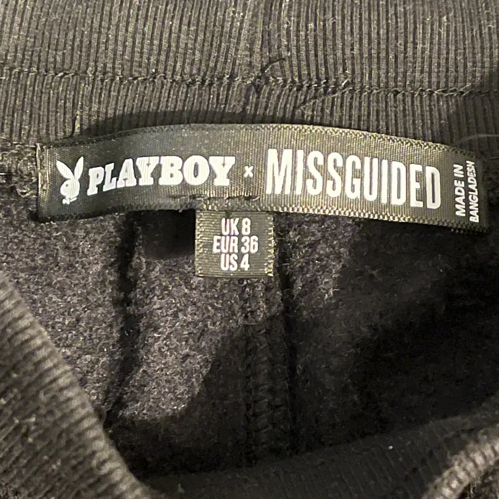 Mjukis byxor i märket Missguided x Playboy. Byxorna är i nyskick och är oanvända❤️‍🔥 Köparen står för frakten, tar endast betalt med swish!. Jeans & Byxor.